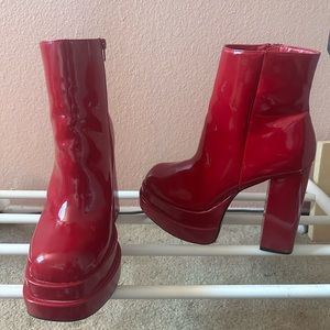 Only wore once for a photo. So unworn. 5 inches with a 2 inch platform